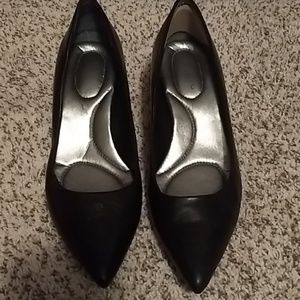 Black classic pumps